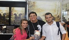 Alunos interagindo com escritores