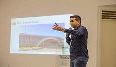 Professor Wesllen relatando a experiência de Acaraú