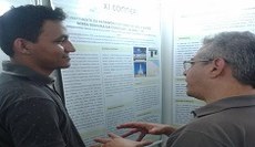 Acadêmico expondo trabalho de pesquisa no evento