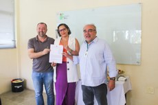 Da esq. para dir., Stefano Ilha, Marcela Melo e prof. João Vicente