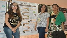 Alunas de Acaraú apresentando os pôsteres