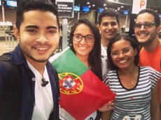 Elnatan junto com os outros alunos embarcando 