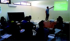 Aluno do campus realizando palestra aos docentes