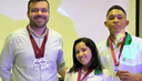 prata.png Alunos com professor orientador no momento da premiação