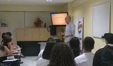 Alunos tendo palestra com o gerente Hugo