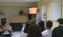 Alunos tendo palestra com o gerente Hugo