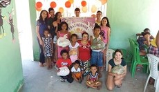 Alunos do IFCE com as crianças atendidas pela Frathernus em Carrapateiras/Acaraú