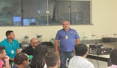 Professor João Vicente com os alunos na visita técnica