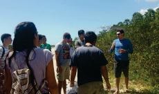Aluno Guia Gilvan falando da biodiversidade local