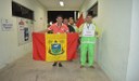 Atletas de Acaraú exibindo a bandeira do município