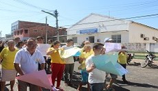 Participantes portavam vários cartazes