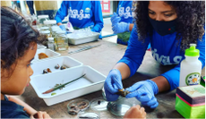 Momento de interação entre bolsista e aluno da escola
