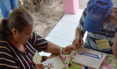 Idosos realizando oficina de pintura no campus de Acaraú