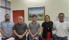 Grupo gestor e docentes do campus com representante da empresa