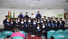 Gestores e coordenadores com os formandos