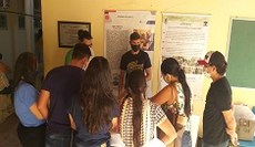 Membros do Ecomangue mostrando o acervo de pesquisa