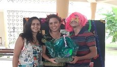 Vencedora da marchinha mais criativa recebendo sua cesta doce de carnaval