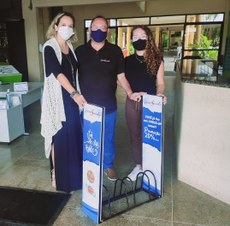 Coordenadora de Extensão com os proprietários da Laca Saúde