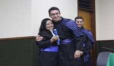 Rosenete, formanda de Biológicas recebendo diploma do Coordenador Amaurício