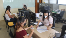 Momento de conferência da documentação para pré-matrícula na CCA