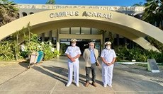 Professor João Vicente com os oficiais da Marinha na fachada do campus