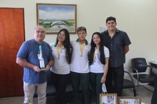 Diretor-geral com os alunos medalhistas e professor David Holanda, da Aquicultura