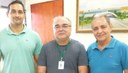 Diretor-geral do campus (ao centro) com os proprietários da empresa