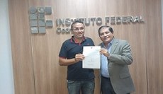 Aluno Reginaldo ao lado do Reitor do Instituto, Virgílio Araripe