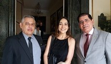 Professora Rafaela Maia ao lado dos gestores
