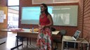 Professora Michelle em momento de apresentação