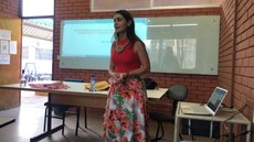 Professora Michelle em momento de apresentação