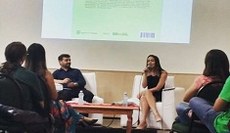 Rafaela Maia expondo a obra