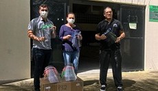 Representantes da pasta da Saúde do Município recebendo as máscaras