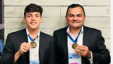 Aluno Felipe, ao lado do seu orientador, professor Fernando