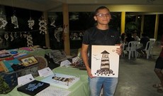Ganhador Neto Alves exibindo sua obra