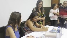 Noite de lançamento contou com momento de autógrafo da obra