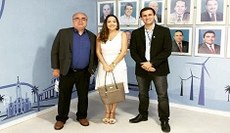 Manoel Paiva ladeado pela professora Rafaela e João Vicente na sessão