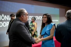 Professor João Vicente saudando nova servidora