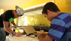 Os alunos Gabriel Rodrigues e George Lincoln testam alguns componentes do sistema