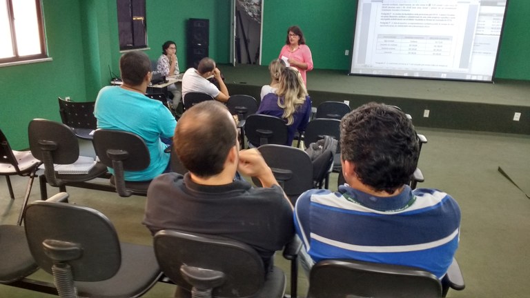 Reunião realizada no dia cinco de abril sobre incubadoras