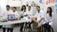 Alunos do curso técnico em Aquicultura em atividade prática