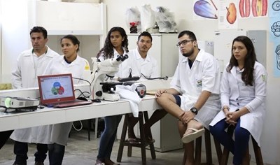 Alunos do curso técnico em Aquicultura em atividade prática