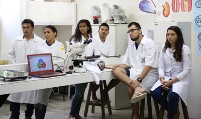 Alunos do curso técnico em Aquicultura em atividade prática