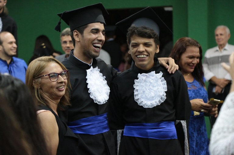 Alunos de Aracati comemoram formatura