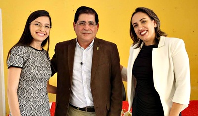 Raquel Silveira, reitor Virgílio Araripe e Maíra Nobre