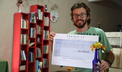 Aluno Eliezio com prêmio recebido