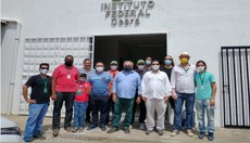 Professor João Vicente (de azul ao centro) conheceu a estrutura do eixo de recursos naturais, apresentado pelo diretor do campus de Aracati, Mário Moreira (de branco ao seu lado)