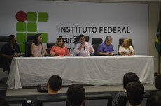 Reitoria e comitiva em diálogo