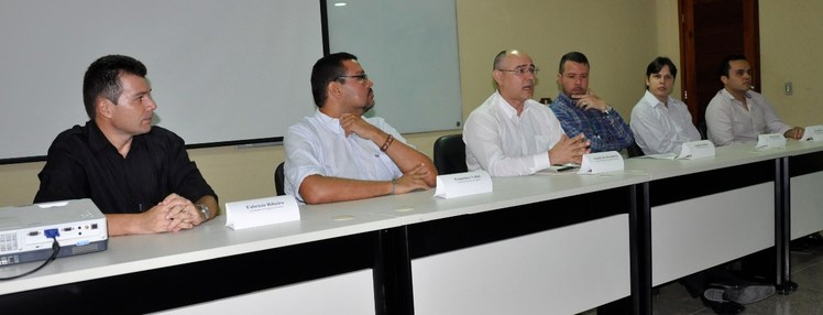mesa aula inaugural.jpg