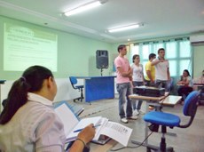 Bolsistas apresentam trabalho